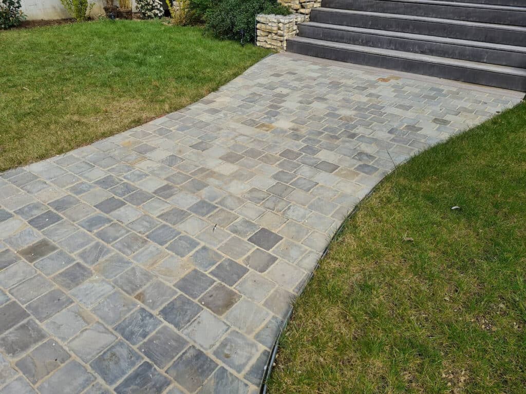 pavés en pierre naturelle comment réussir votre aménagement extérieur